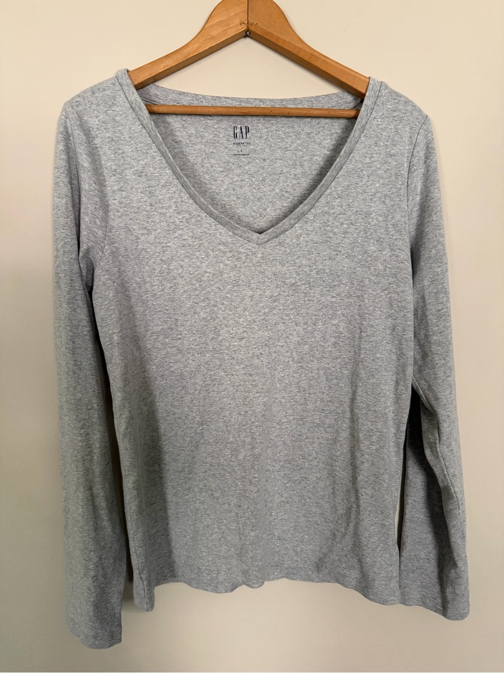 ⭐️2/$12 L GAP Light Heather Grey V-Neck Long Sleeve Modern Tee Womens